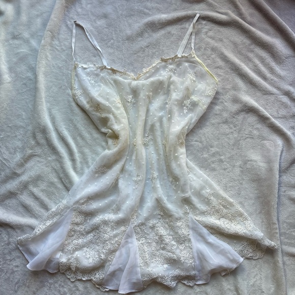 90s Vintage Flora white Floral Lace V-Neck Slip Dress w/ Ruffle Hem - Picture 3 of 6